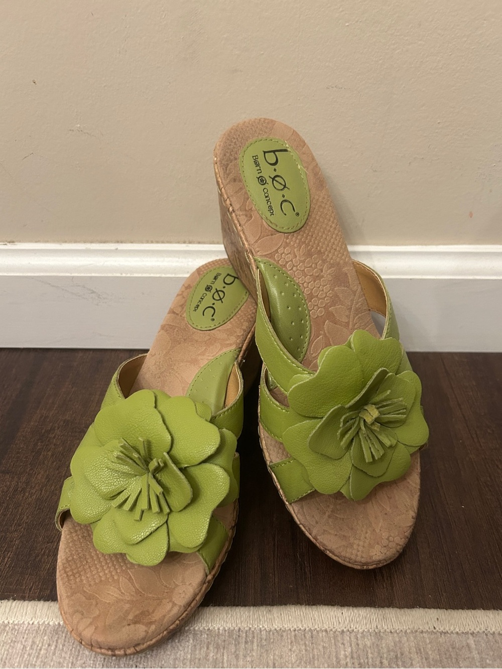 b.o.c. Born Concept Sz 8 Green Leather 3-D Floral Cork Wedge Sandals Cottagecore